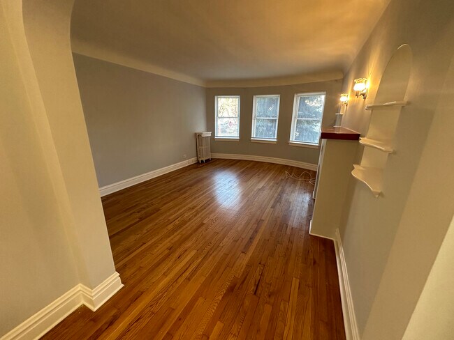 Building Photo - 6134 N Hamilton Ave