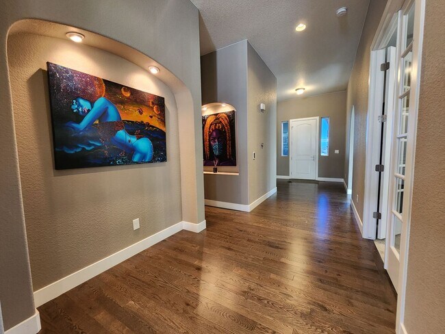 Building Photo - 4 Bed 4 Bath Located in Wolf Ranch!