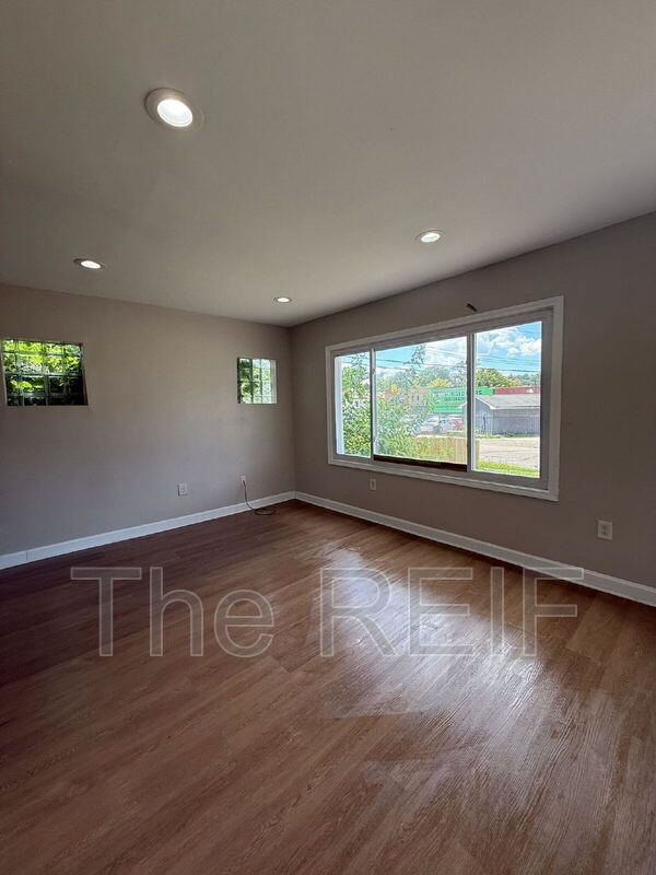 Foto principal - 14732 Woodmont Ave