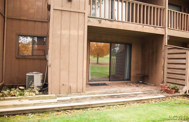 Building Photo - 305 Fairway Cove