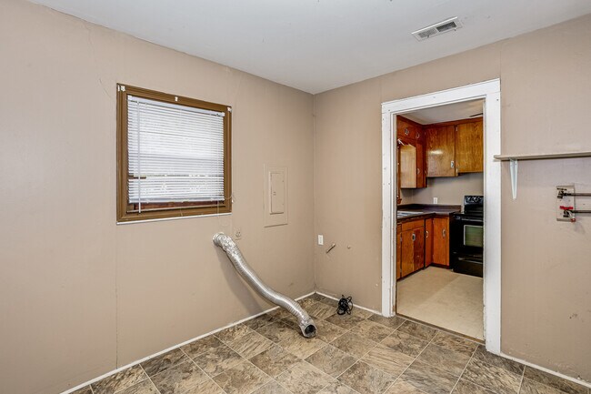 Building Photo - 2 bedroom home - SE Wichita