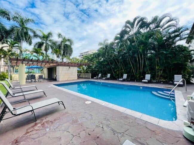 Building Photo - Furnished Studio (Royal Garden at Waikiki)