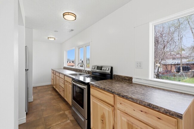 Building Photo - 1060 Sullivan Dr