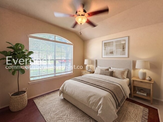Building Photo - 4 Bed, 2 Bath Home with Fenced Yard and Garage Parking / Available now!