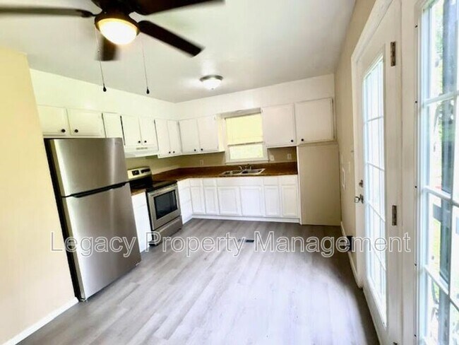 Building Photo - 1611 Gardenia Ave