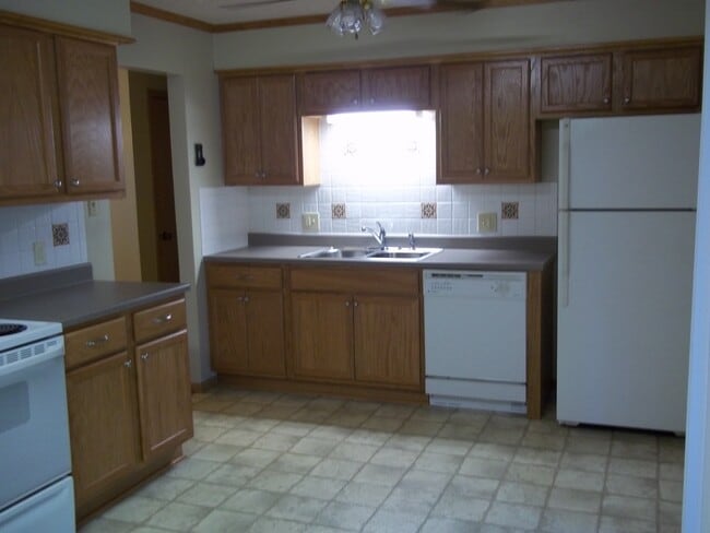 Building Photo - Cute 3 bedroom 2 bath home with fenced yard
