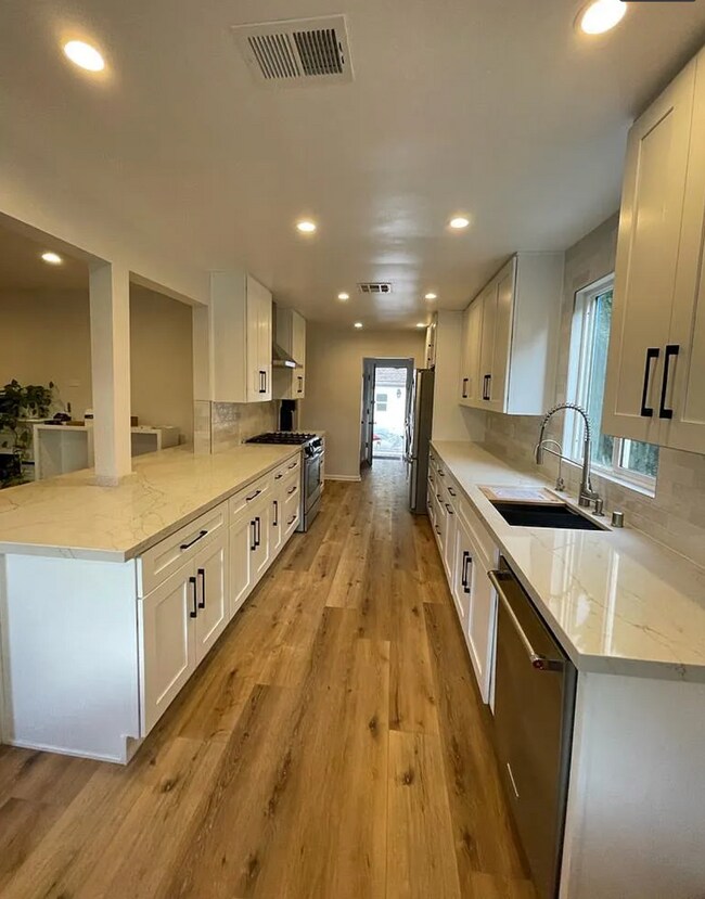 Building Photo - 5840 Allott Ave