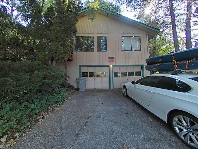 Foto del edificio - Cozy 3 Bedroom Home Surrounded by Trees - ...