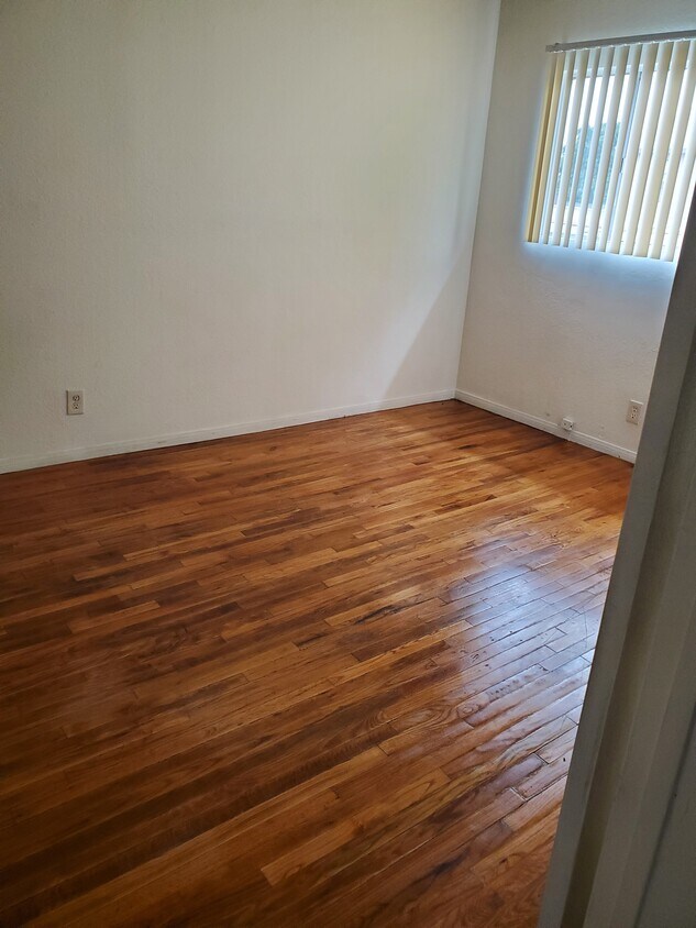 Primary Photo - 861 W 42nd Pl