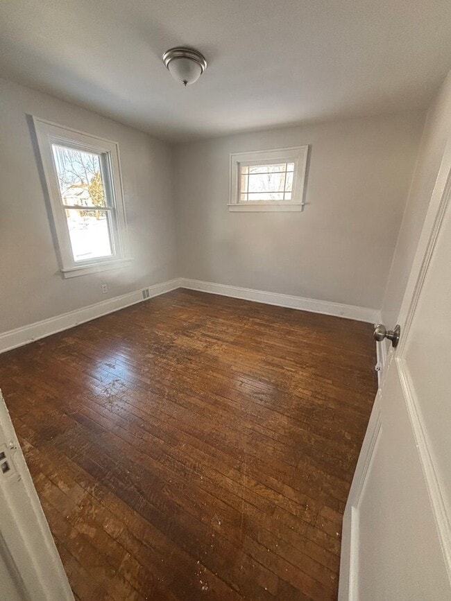 Building Photo - 3bd Single Voucher Only