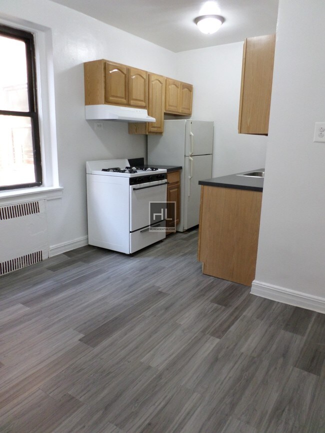 Building Photo - STUDIO/JACKSON HEIGHTS/ ELMHURST AVENUE