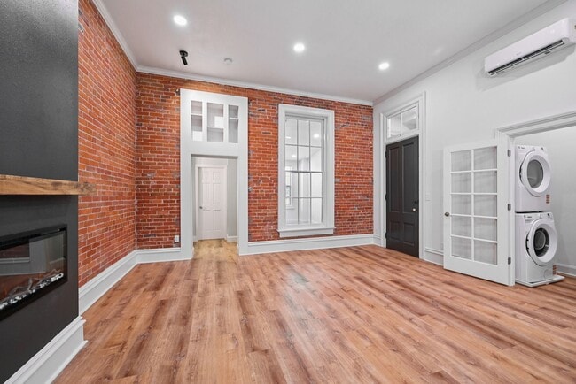 Building Photo - 105 E Bremer Ave