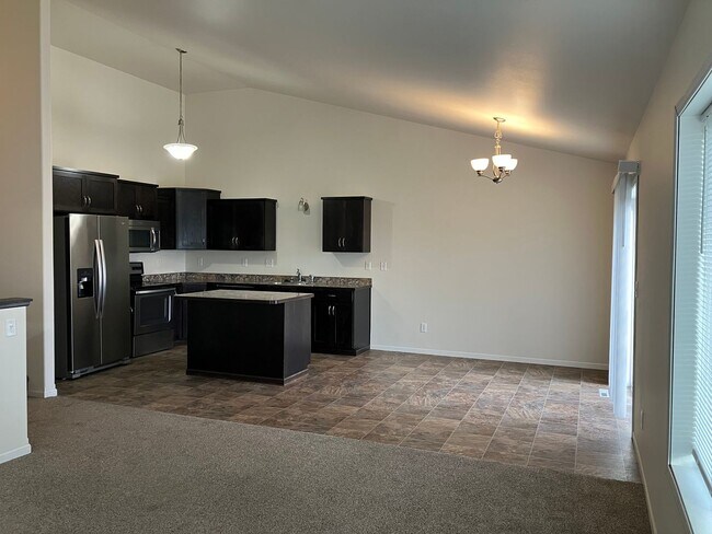 Building Photo - 3 Bed 3 Bath Twin Home