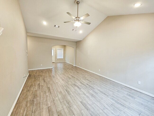 Building Photo - Spacious 3 Bedroom/2.5 Bathroom Chaffee Cr...