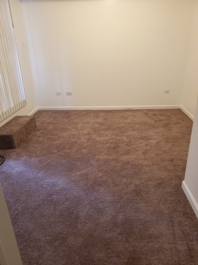 Den - 6127 S Woodlawn Ave