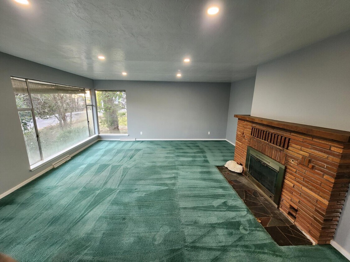 Primary Photo - 1305 Crawford Dr