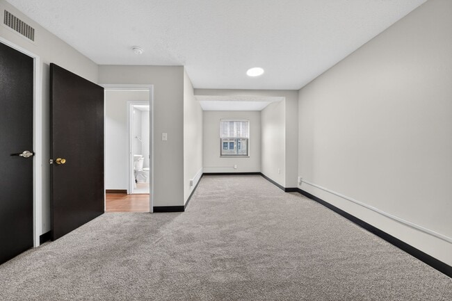 Building Photo - Commodore Place Apartments