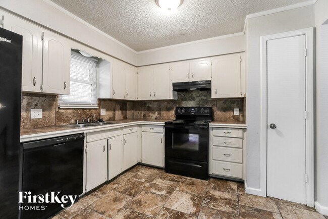 Building Photo - 1805 SW Speas Dr