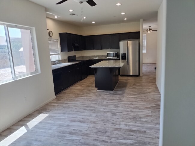 Foto del edificio - 1373 Manor Ave