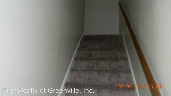 Building Photo - 421-421 Country Club Dr