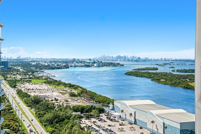 Foto del edificio - 15811 Collins Ave