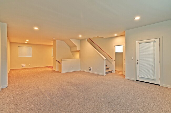 Foto del edificio - Luxury 4 Bedroom Townhome - Avail Now!