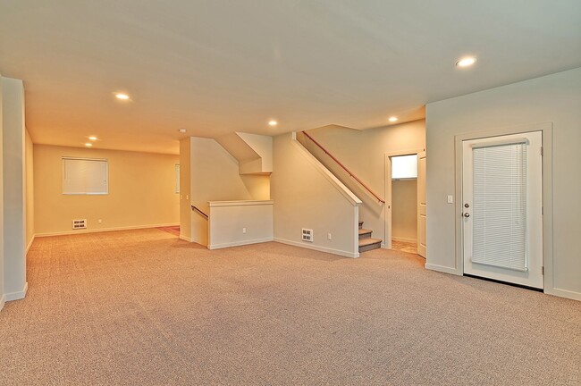 Building Photo - Spacious Townhome - 2 Primary Bedroom Suites