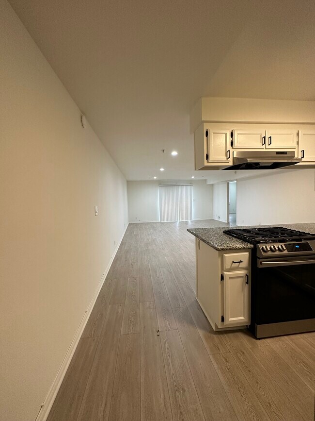 Foto del edificio - 7581 Warner Ave