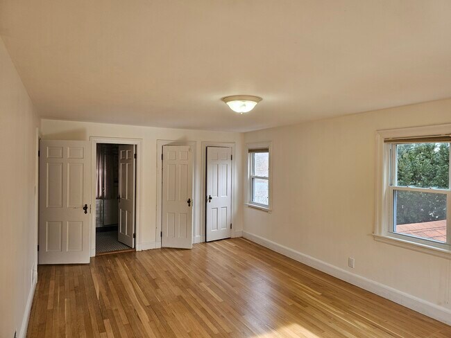 Building Photo - 419 Pond St