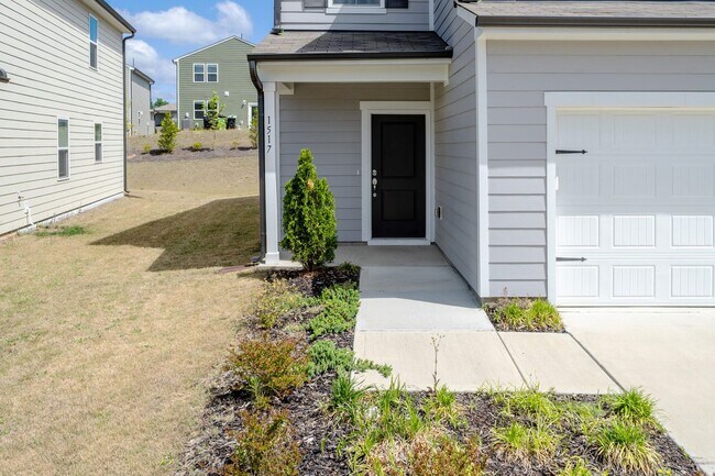 Building Photo - Move In Ready Three Bedroom Home!