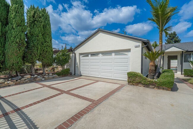 Foto del edificio - Single-Story 3-Bedroom Pool Home with RV P...