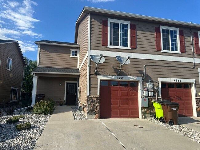 Building Photo - 3 Bed 3 Bath Townhouse with a 1 Car Attached Garage!!