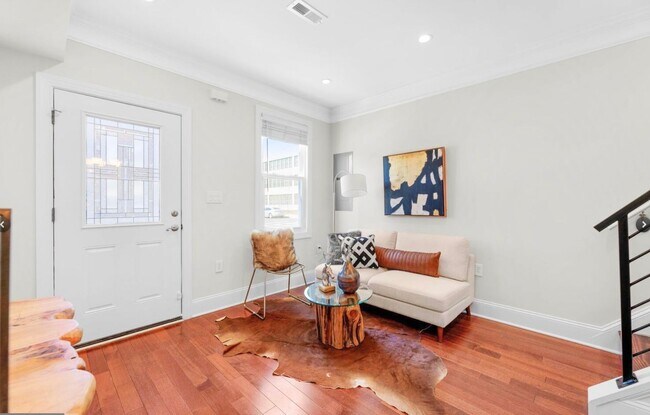 Foto del edificio - RENOVATED 2 BED/ 2 BA WITH LARGE PATIO & P...