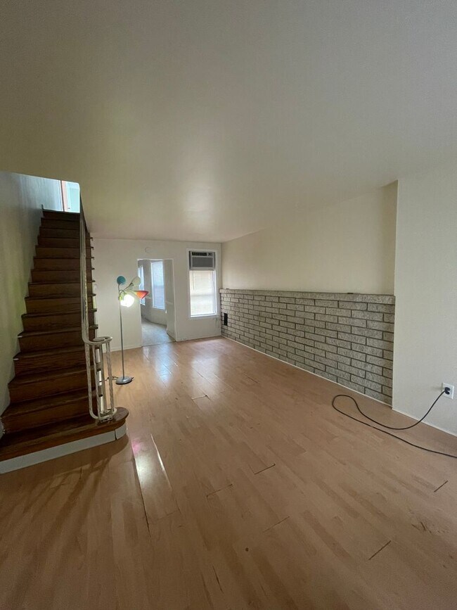 Building Photo - 4 Bedroom Single family Home