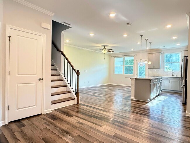 Foto del edificio - 3 Bedroom One Garage Townhome for Rent