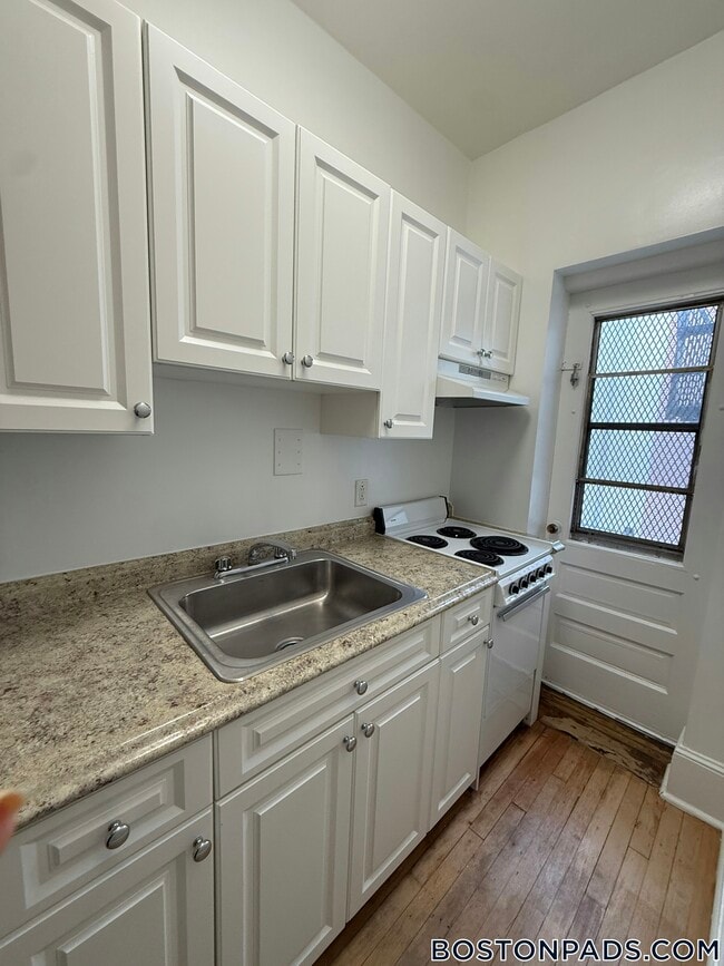 Building Photo - 1539 Beacon St