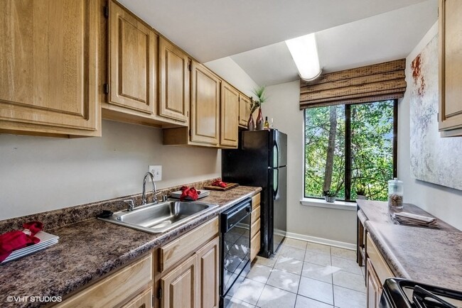 Cocina actualizada con electrodomésticos negros - Brookland Ridge Apartments