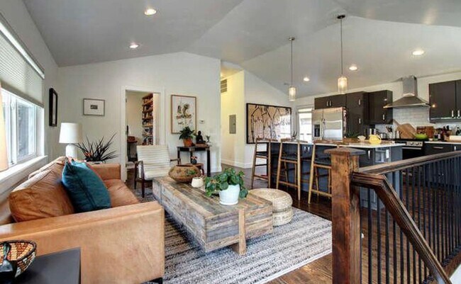 Foto del edificio - High End LOHI Townhome Available in June!