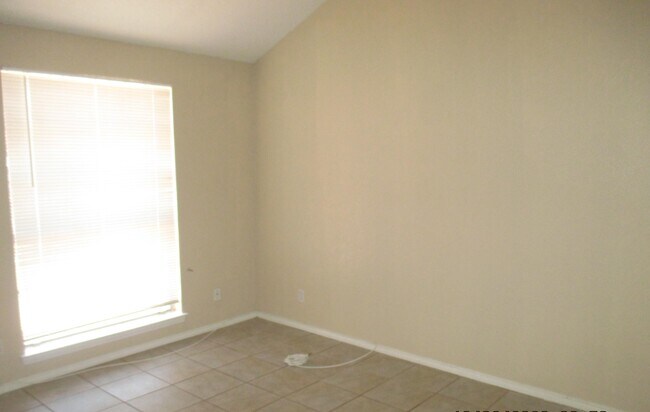 Building Photo - 4812 Maureen Cir