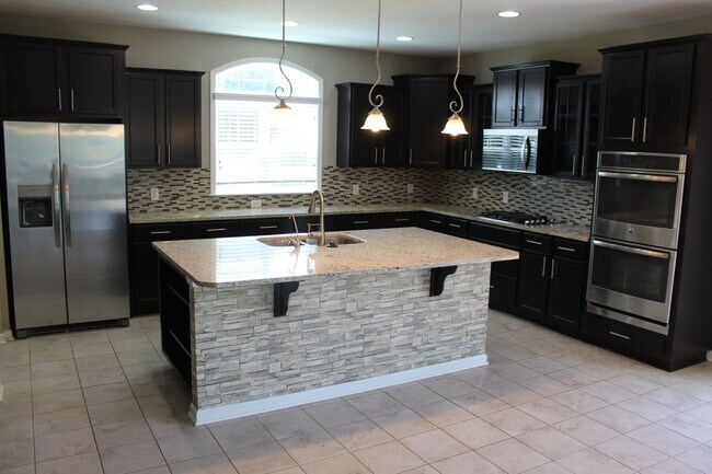 Foto del edificio - Absolutely Gorgeous 5 BR Estate Home in Br...