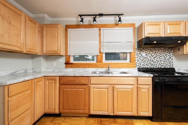 Building Photo - 614 Hoosick St