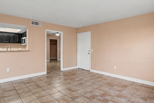 Building Photo - SPACIOUS 2BED/2BATH CONDO * FIRST FLOOR UNIT*