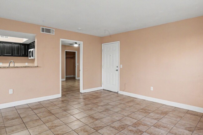 Foto del edificio - SPACIOUS 2BED/2BATH CONDO * FIRST FLOOR UNIT*