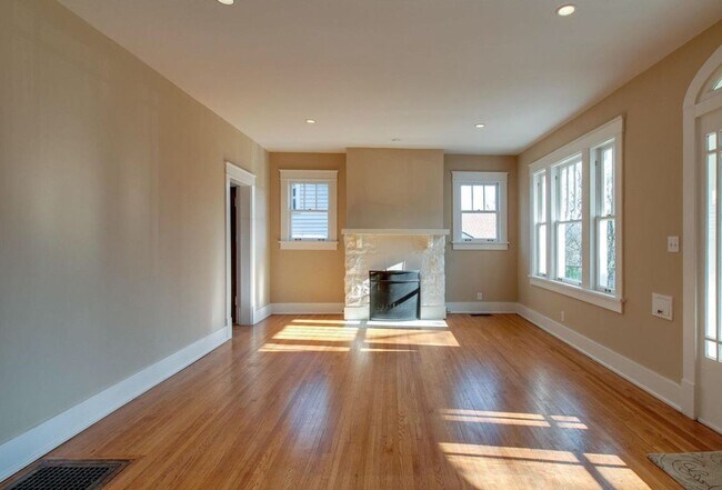 Building Photo - Classic 1920's home in Belmont Terrace - A...