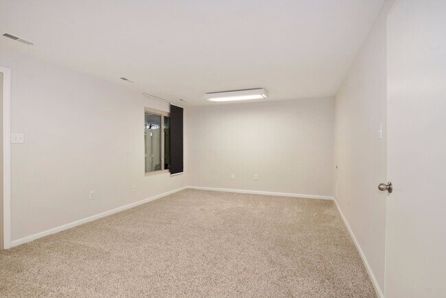 Building Photo - 3 Bed 2 Full Bath / 2 Half Bath - Bethesda...