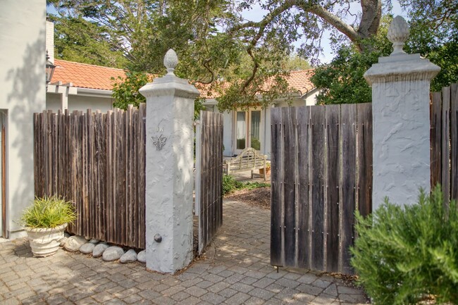 Foto del edificio - Quintessential Carmel Cottage