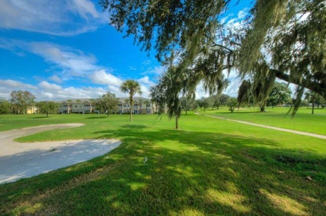Campo de minigolf - Aston Gardens Independent Senior Living