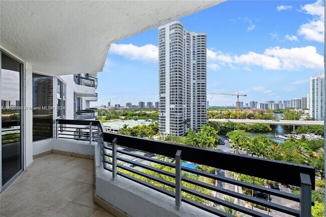 Building Photo - 3600 Mystic Pointe Dr