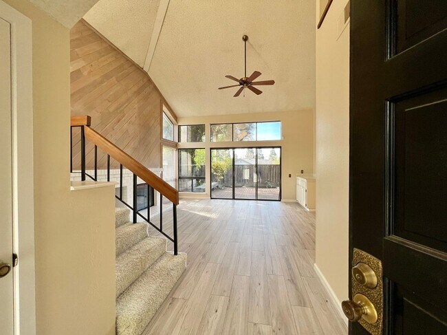 Building Photo - Three Bedroom Napa Condo on River Walk