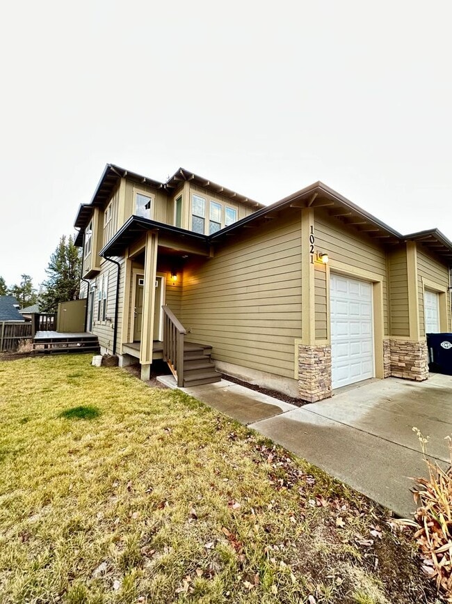 Building Photo - 1021 NE Kayak Loop